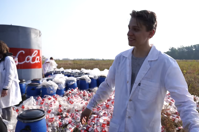 YouTuber nghịch dại với thử thách trộn soda vào 10.000 lít Coca-Cola - 3