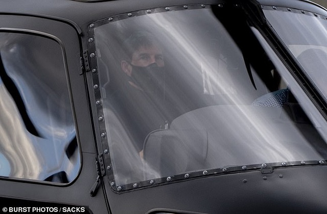 Ở tuổi 58, Tom Cruise thể hiện đẳng cấp phong độ khi tự lái máy bay - 2
