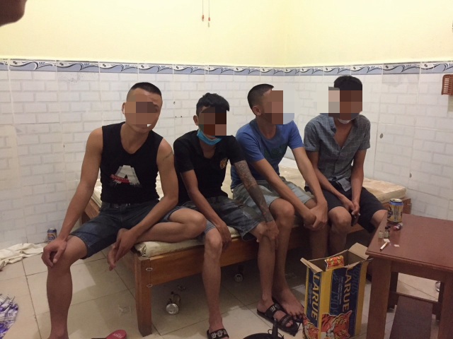 Nhóm thanh niên thuê phòng massage để sử dụng ma túy  - 1
