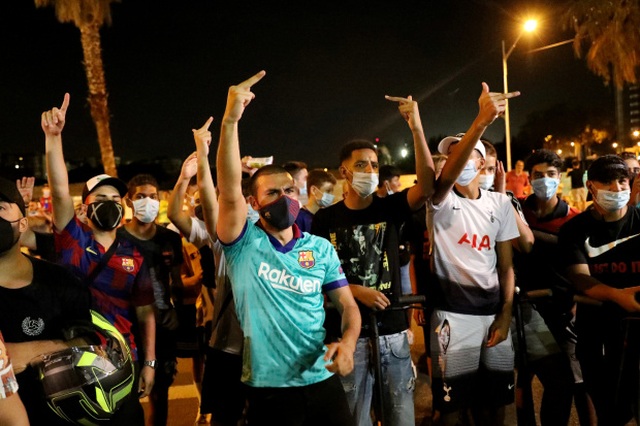 Cổ động viên biểu tình vụ Messi, Chủ tịch Barca phủ nhận chuyện từ chức - 3