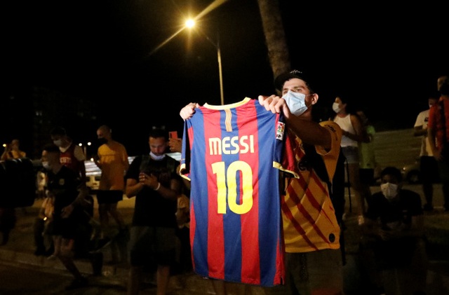 Cổ động viên biểu tình vụ Messi, Chủ tịch Barca phủ nhận chuyện từ chức - 2