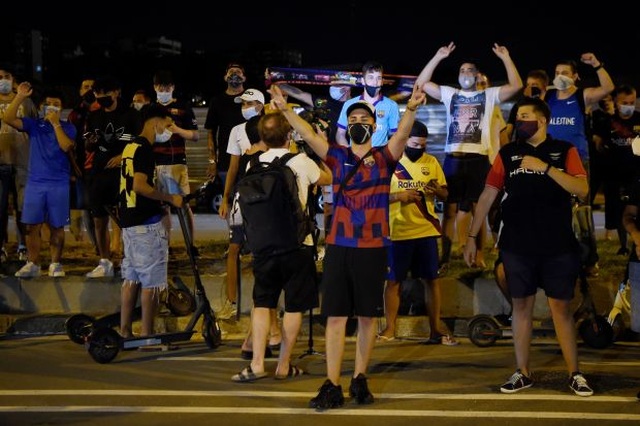 Cổ động viên biểu tình vụ Messi, Chủ tịch Barca phủ nhận chuyện từ chức - 1