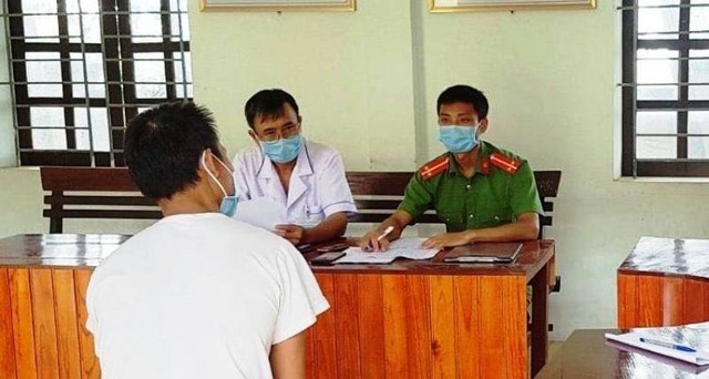 Người đàn ông bị phạt 3,5 triệu đồng vì trèo tường trốn khỏi khu cách ly - 1 Người đàn ông bị phạt 3,5 triệu đồng vì trèo tường trốn khỏi khu cách ly - 1