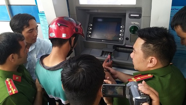 Mánh khóe rút sạch tiền bằng thẻ ATM giả của nhóm người Trung Quốc - 1