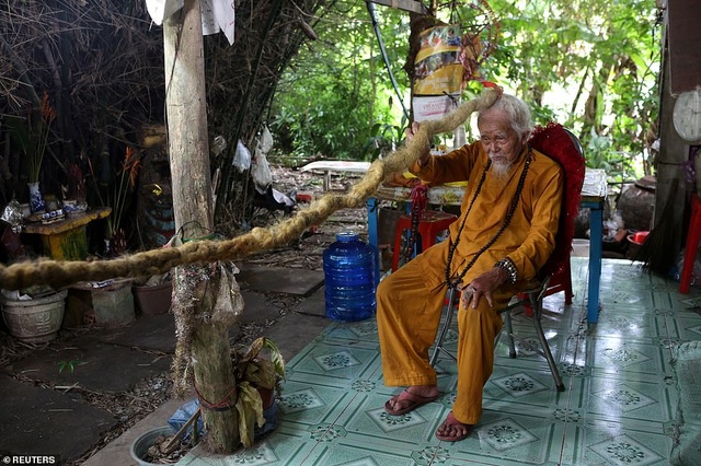 Báo Anh viết về cụ ông 92 tuổi người Việt không cắt tóc suốt 80 năm qua - 5 Báo Anh viết về cụ ông 92 tuổi người Việt không cắt tóc suốt 80 năm qua - 5