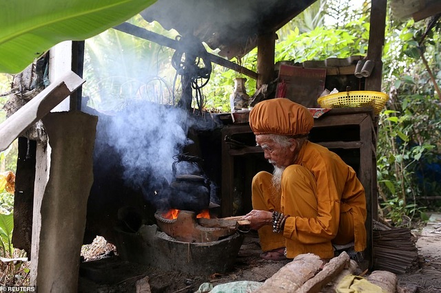 Báo Anh viết về cụ ông 92 tuổi người Việt không cắt tóc suốt 80 năm qua - 7 Báo Anh viết về cụ ông 92 tuổi người Việt không cắt tóc suốt 80 năm qua - 7