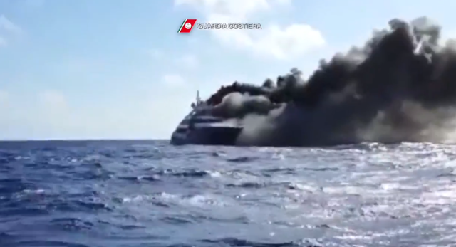 Siêu du thuyền hàng chục triệu USD cháy ngùn ngụt trên biển trước khi đắm - 2