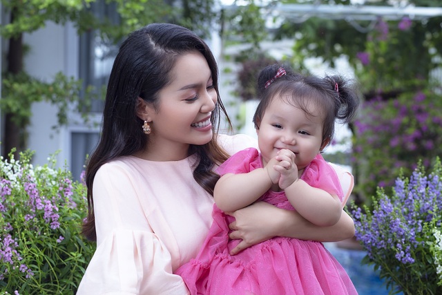 Nguyễn Ngọc Anh lần đầu hé lộ về con gái 1 tuổi xinh như búp bê - 6 Nguyễn Ngọc Anh lần đầu hé lộ về con gái 1 tuổi xinh như búp bê - 6
