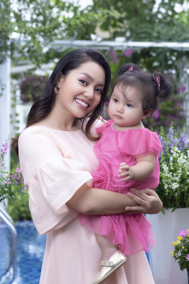 Nguyễn Ngọc Anh lần đầu hé lộ về con gái 1 tuổi xinh như búp bê - 7 Nguyễn Ngọc Anh lần đầu hé lộ về con gái 1 tuổi xinh như búp bê - 7
