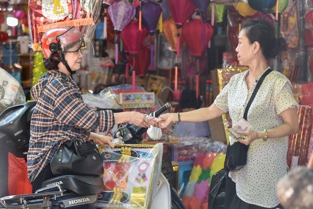 Người Hà Nội đi chợ “âm phủ” sắm hàng hiệu cho người cõi âm - 3 Người Hà Nội đi chợ “âm phủ” sắm hàng hiệu cho người cõi âm - 3