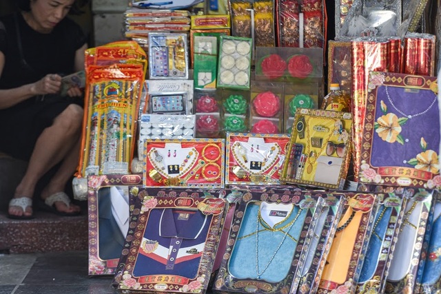 Người Hà Nội đi chợ “âm phủ” sắm hàng hiệu cho người cõi âm - 10
