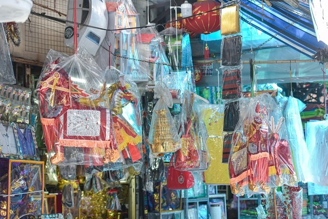 Người Hà Nội đi chợ “âm phủ” sắm hàng hiệu cho người cõi âm - 14