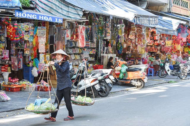 Người Hà Nội đi chợ “âm phủ” sắm hàng hiệu cho người cõi âm - 2 Người Hà Nội đi chợ “âm phủ” sắm hàng hiệu cho người cõi âm - 2