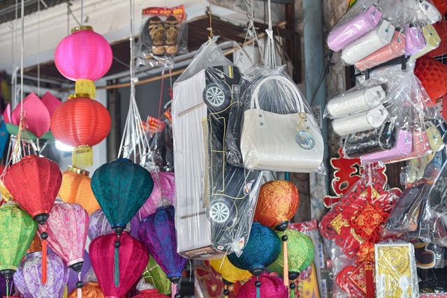 Người Hà Nội đi chợ “âm phủ” sắm hàng hiệu cho người cõi âm - 5