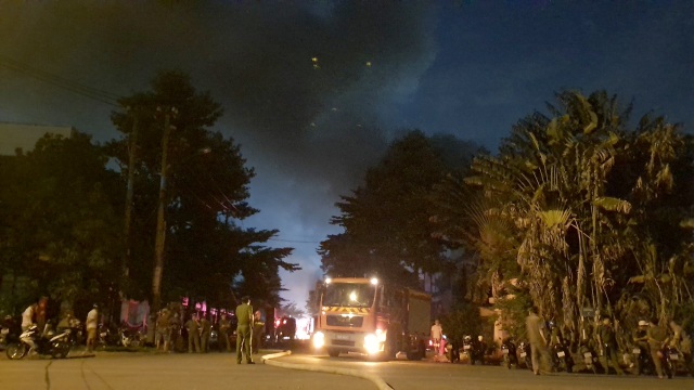 Hàng trăm lính cứu hỏa chữa cháy xuyên đêm tại kho hàng 7.000m2 - 7