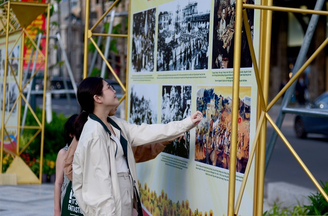 Cách mạng tháng 8.jpg Cách mạng tháng 8.jpg