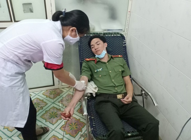 Trung úy Công an 2 lần hiến máu khẩn cấp cứu người qua cơn nguy kịch - 1