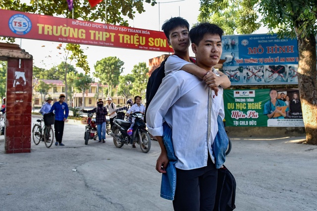 The miracle of the couple taking them to school to write their college dream - 1