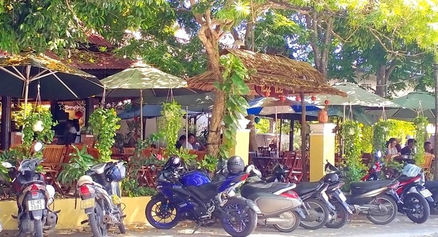 Hết cách ly xã hội, phố cổ vẫn vắng hoe vì tiền đâu mà ra quán? - 11 Hết cách ly xã hội, phố cổ vẫn vắng hoe vì tiền đâu mà ra quán? - 11