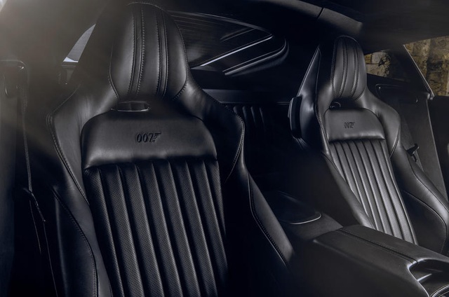 Bộ đôi Vantage và DBS Superleggera của Aston Martin khoác áo Điệp viên 007 - 18