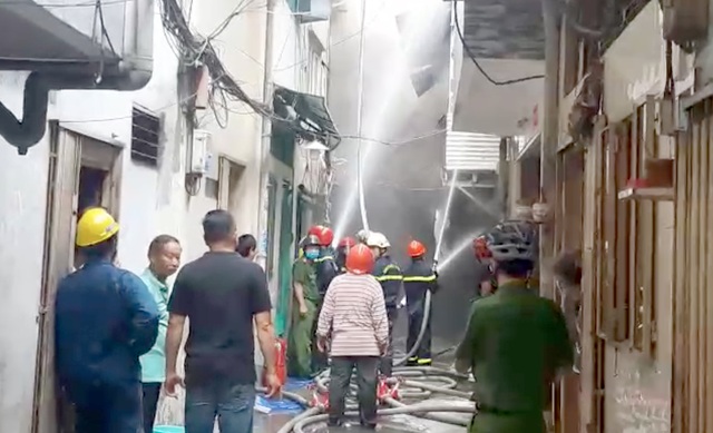 Cháy lớn tại căn nhà trong hẻm ở trung tâm Sài Gòn - 1 Cháy lớn tại căn nhà trong hẻm ở trung tâm Sài Gòn - 1