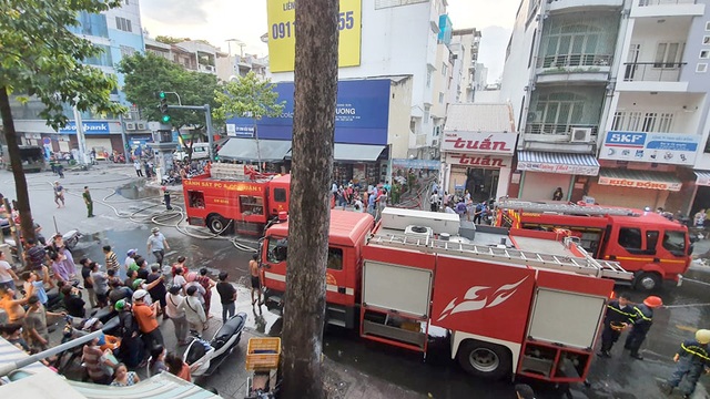 Cháy lớn tại căn nhà trong hẻm ở trung tâm Sài Gòn - 3 Cháy lớn tại căn nhà trong hẻm ở trung tâm Sài Gòn - 3