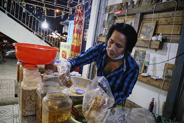 Chàng nghệ sĩ bán bánh tráng trộn thu nhập 20 triệu đồng/tháng - 6 Chàng nghệ sĩ bán bánh tráng trộn thu nhập 20 triệu đồng/tháng - 6
