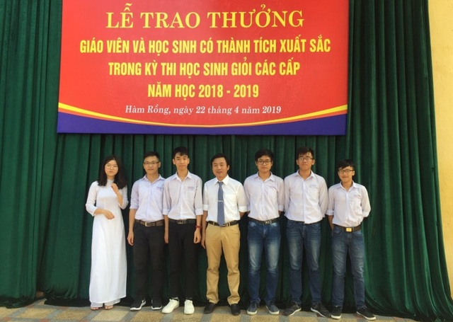 Mẹ lao động tự do, bố làm ruộng, nam sinh trở thành thủ khoa của xứ Thanh - 5 Mẹ lao động tự do, bố làm ruộng, nam sinh trở thành thủ khoa của xứ Thanh - 5
