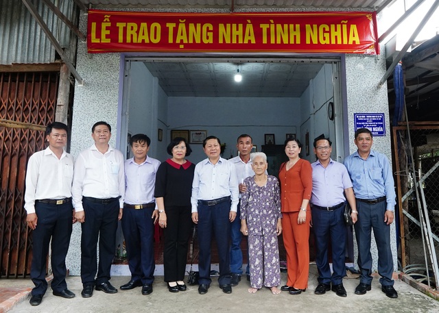 Trao tặng 2 căn nhà tình nghĩa tại Long An - 6 Trao tặng 2 căn nhà tình nghĩa tại Long An - 6
