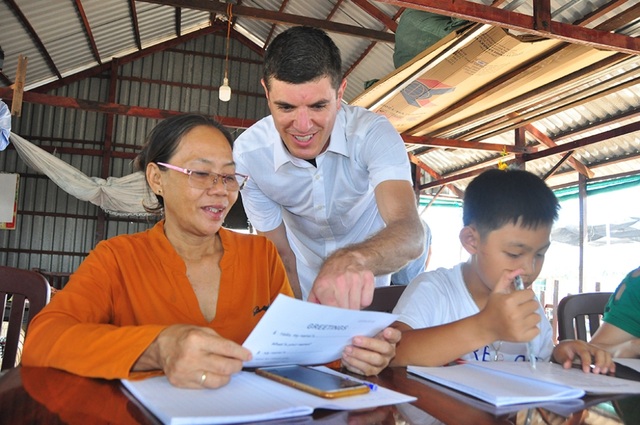 Nhiều học sinh U60 hăng say tham gia học tiếng Anh miễn phí trên sông Hậu - 3 Nhiều học sinh U60 hăng say tham gia học tiếng Anh miễn phí trên sông Hậu - 3