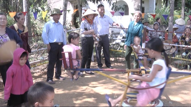 Biến rác thải thành khu vui chơi giải trí cho con trẻ ở một huyện nghèo - 6 Biến rác thải thành khu vui chơi giải trí cho con trẻ ở một huyện nghèo - 6