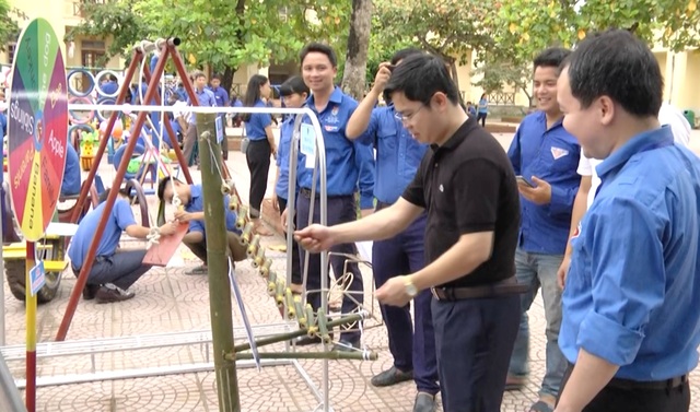 Biến rác thải thành khu vui chơi giải trí cho con trẻ ở một huyện nghèo - 4 Biến rác thải thành khu vui chơi giải trí cho con trẻ ở một huyện nghèo - 4