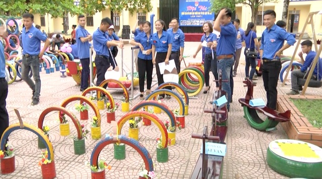 Biến rác thải thành khu vui chơi giải trí cho con trẻ ở một huyện nghèo - 5 Biến rác thải thành khu vui chơi giải trí cho con trẻ ở một huyện nghèo - 5