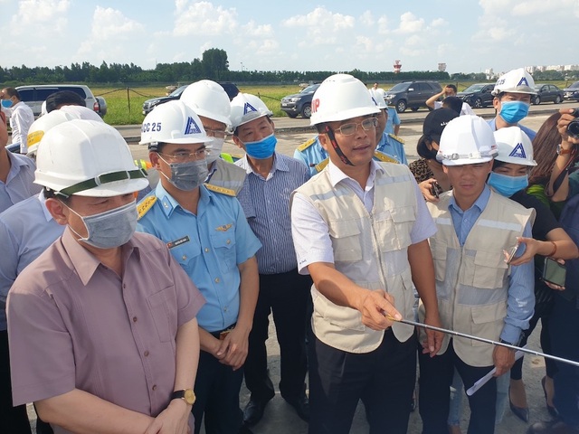 Bộ trưởng Nguyễn Văn Thể kiểm tra đường băng sân bay Tân Sơn Nhất - 1 Bộ trưởng Nguyễn Văn Thể kiểm tra đường băng sân bay Tân Sơn Nhất - 1