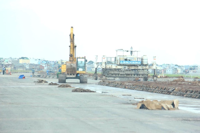Bộ trưởng Nguyễn Văn Thể kiểm tra đường băng sân bay Tân Sơn Nhất - 2 Bộ trưởng Nguyễn Văn Thể kiểm tra đường băng sân bay Tân Sơn Nhất - 2