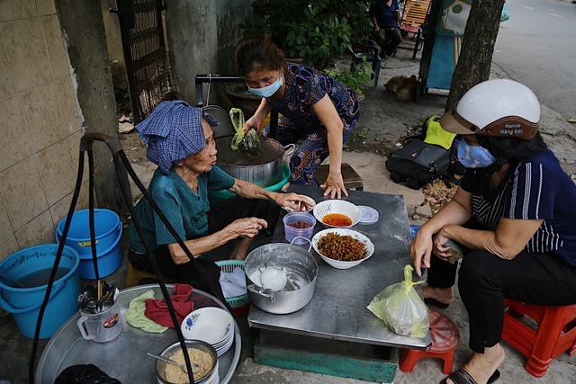 Cụ bà 84 tuổi dành nửa thế kỷ bán cháo đậu đỏ mưu sinh - 3 Cụ bà 84 tuổi dành nửa thế kỷ bán cháo đậu đỏ mưu sinh - 3