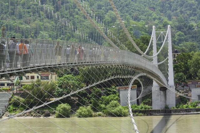 Nữ du khách bị bắt vì khỏa thân quay video trên cây cầu linh thiêng - 2