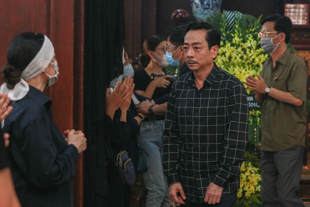 Người thân, đồng nghiệp nghẹn ngào tiễn biệt NSND Trần Phương - 11 Người thân, đồng nghiệp nghẹn ngào tiễn biệt NSND Trần Phương - 11