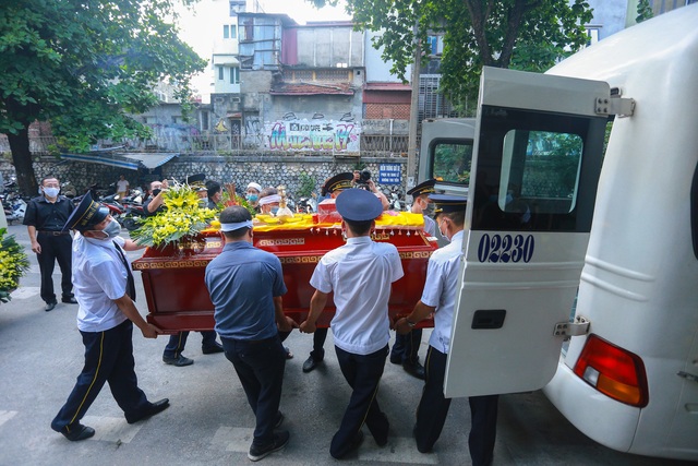 Người thân, đồng nghiệp nghẹn ngào tiễn biệt NSND Trần Phương - 20 Người thân, đồng nghiệp nghẹn ngào tiễn biệt NSND Trần Phương - 20