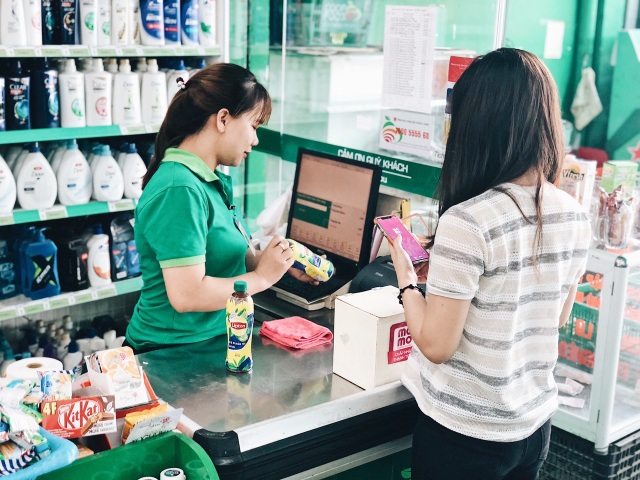 Khách ít mua vé máy bay, vé xem phim, ví điện tử “tụt” doanh thu - 1 Khách ít mua vé máy bay, vé xem phim, ví điện tử “tụt” doanh thu - 1