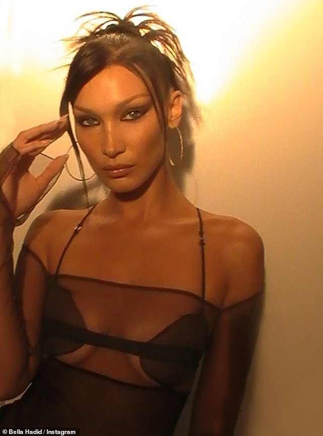 Siêu mẫu Bella Hadid mặc áo xuyên thấu dự lễ trao giải VMA - 2 Siêu mẫu Bella Hadid mặc áo xuyên thấu dự lễ trao giải VMA - 2