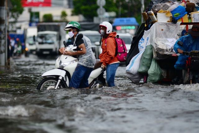 Ngập ở Sài Gòn..jpg