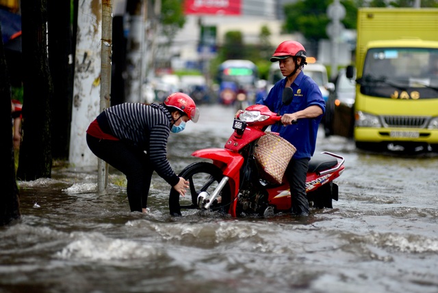 Ngập ở Sài Gòn..jpg