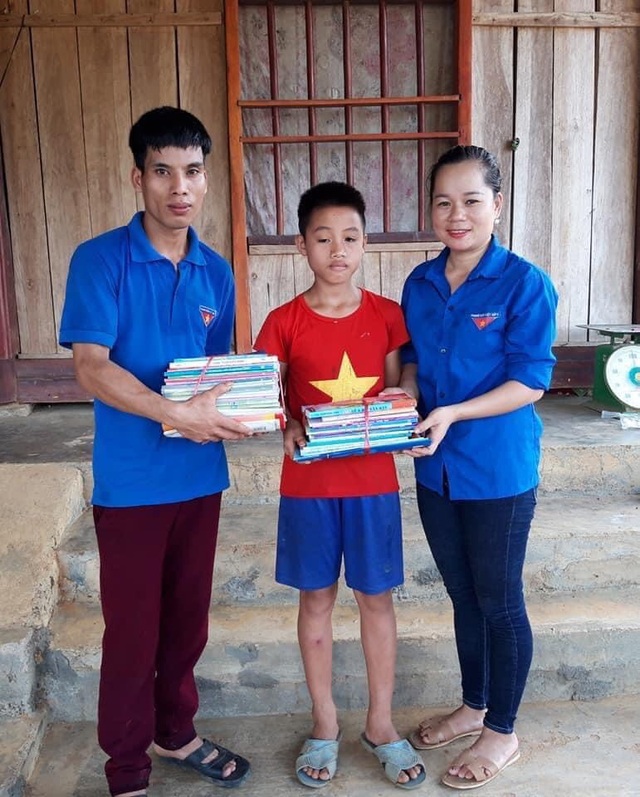 Đoàn viên thanh niên đến tận nhà “Trao sách - gửi yêu thương cho học sinh - 5 Đoàn viên thanh niên đến tận nhà “Trao sách - gửi yêu thương cho học sinh - 5
