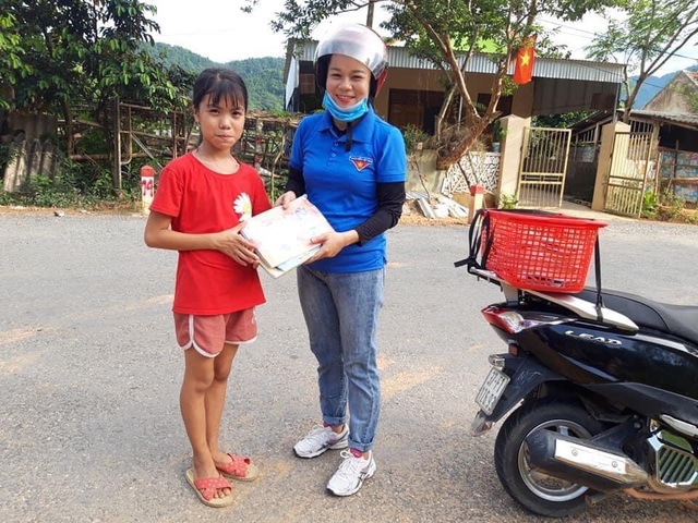 Đoàn viên thanh niên đến tận nhà “Trao sách - gửi yêu thương cho học sinh - 7 Đoàn viên thanh niên đến tận nhà “Trao sách - gửi yêu thương cho học sinh - 7