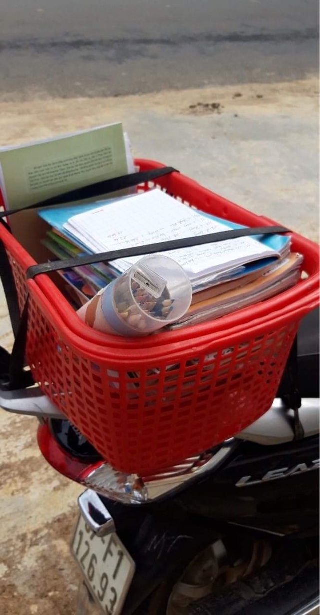 Đoàn viên thanh niên đến tận nhà “Trao sách - gửi yêu thương cho học sinh - 4 Đoàn viên thanh niên đến tận nhà “Trao sách - gửi yêu thương cho học sinh - 4