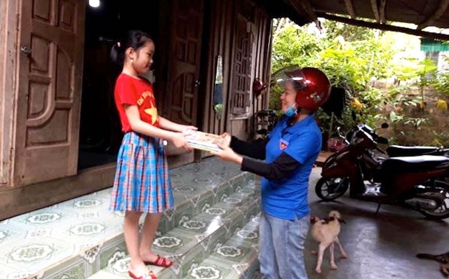 Đoàn viên thanh niên đến tận nhà “Trao sách - gửi yêu thương cho học sinh - 6 Đoàn viên thanh niên đến tận nhà “Trao sách - gửi yêu thương cho học sinh - 6