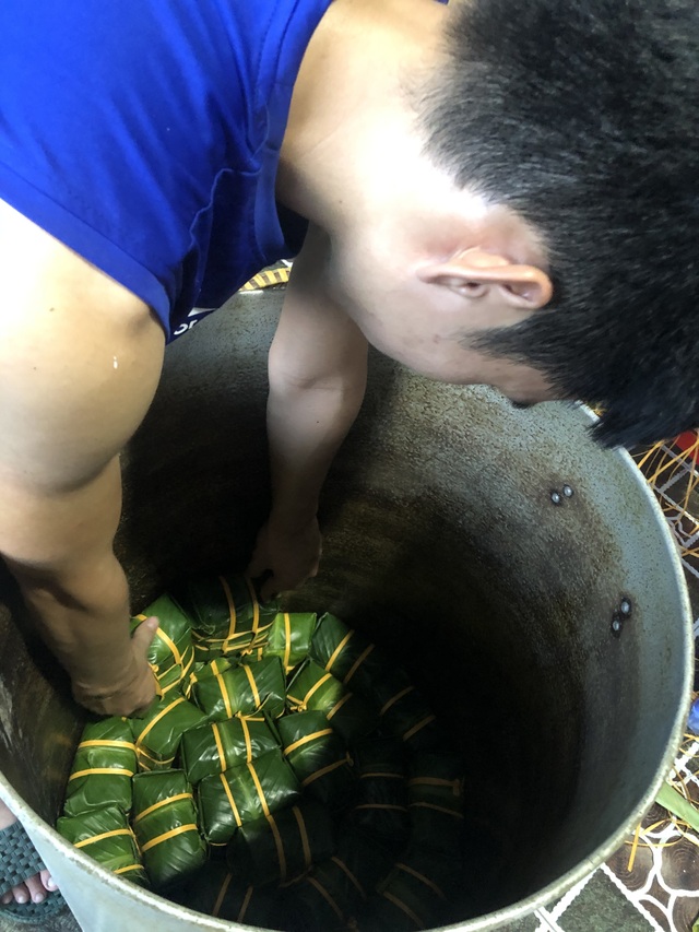 Người làm bánh chưng xanh thành Vinh tất bật dịp Rằm tháng 7 - 10 Người làm bánh chưng xanh thành Vinh tất bật dịp Rằm tháng 7 - 10