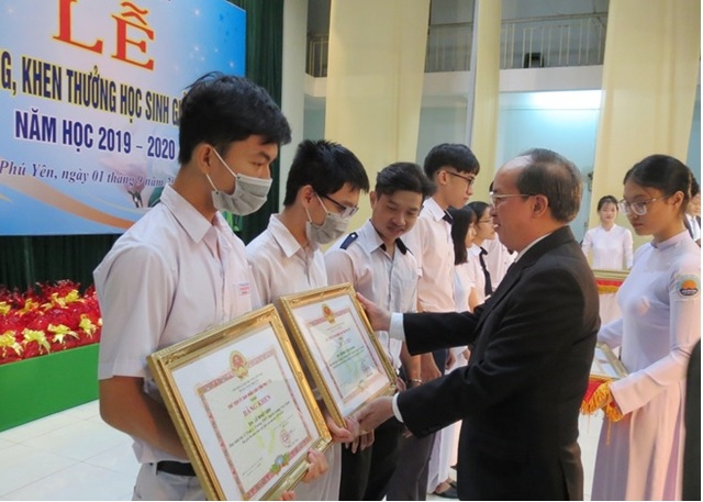 Phú Yên: Tuyên dương hơn 229 học sinh giỏi, xuất sắc năm học 2019 - 2020 - 1 Phú Yên: Tuyên dương hơn 229 học sinh giỏi, xuất sắc năm học 2019 - 2020 - 1