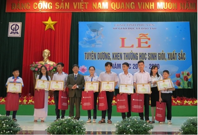 Phú Yên: Tuyên dương hơn 229 học sinh giỏi, xuất sắc năm học 2019 - 2020 - 2 Phú Yên: Tuyên dương hơn 229 học sinh giỏi, xuất sắc năm học 2019 - 2020 - 2